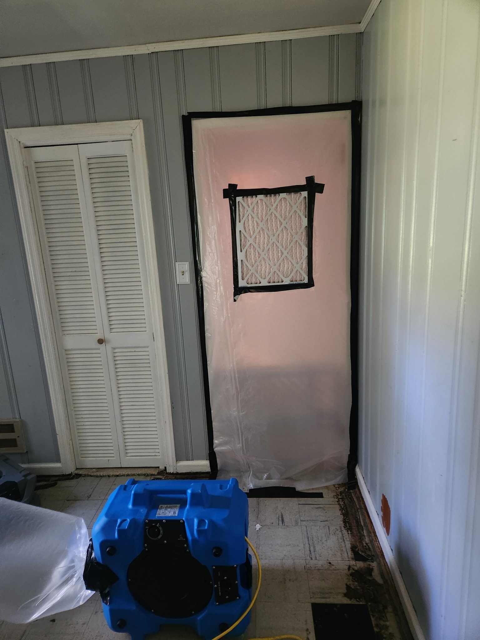 Containment doorway with air scrubber during drying